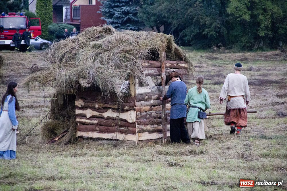 Zdjęcie w galerii na portalu naszraciborz.pl: Bitwa wojów oraz pogrzeb wojownika - foto wiadomości z regionu