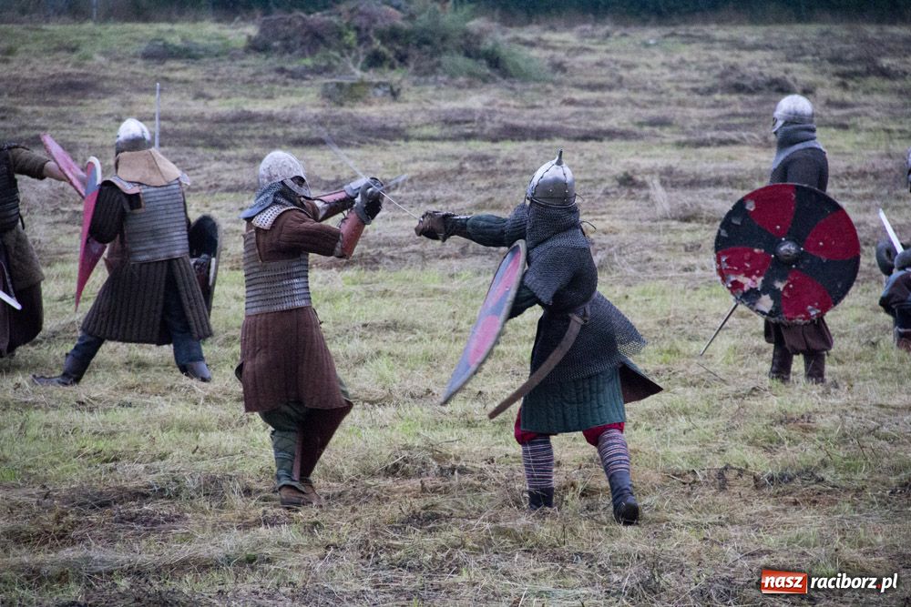 Zdjęcie w galerii na portalu naszraciborz.pl: Bitwa wojów oraz pogrzeb wojownika - foto wiadomości z regionu