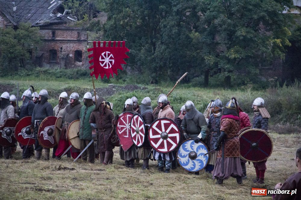 Zdjęcie w galerii na portalu naszraciborz.pl: Bitwa wojów oraz pogrzeb wojownika - foto wiadomości z regionu