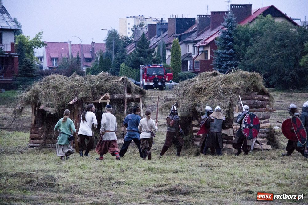 Zdjęcie w galerii na portalu naszraciborz.pl: Bitwa wojów oraz pogrzeb wojownika - foto wiadomości z regionu