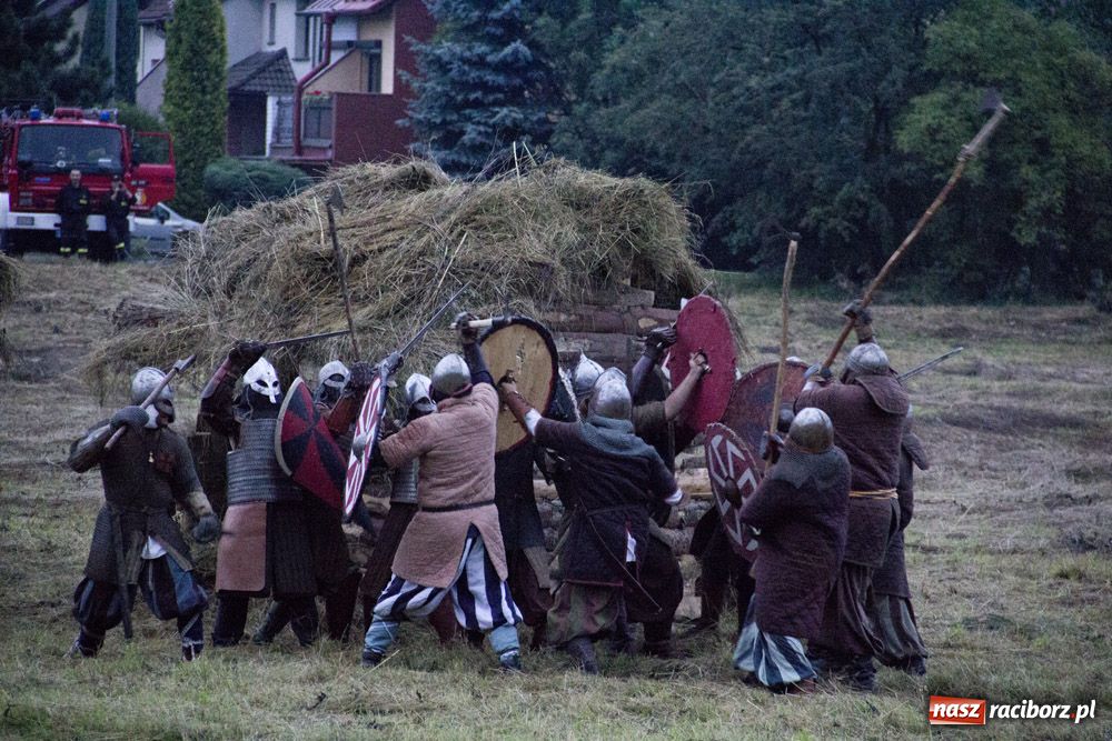 Zdjęcie w galerii na portalu naszraciborz.pl: Bitwa wojów oraz pogrzeb wojownika - foto wiadomości z regionu
