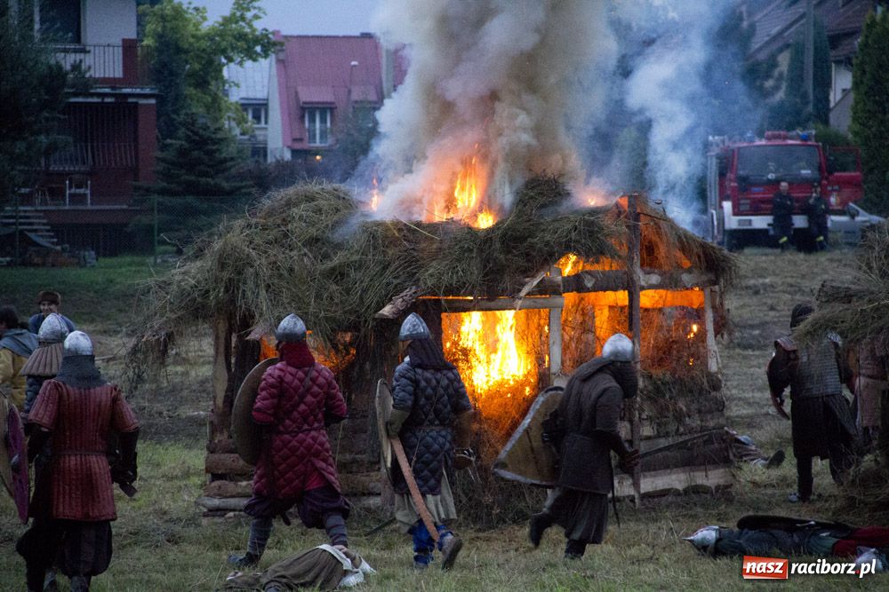Zdjęcie w galerii na portalu naszraciborz.pl: Bitwa wojów oraz pogrzeb wojownika - foto wiadomości z regionu