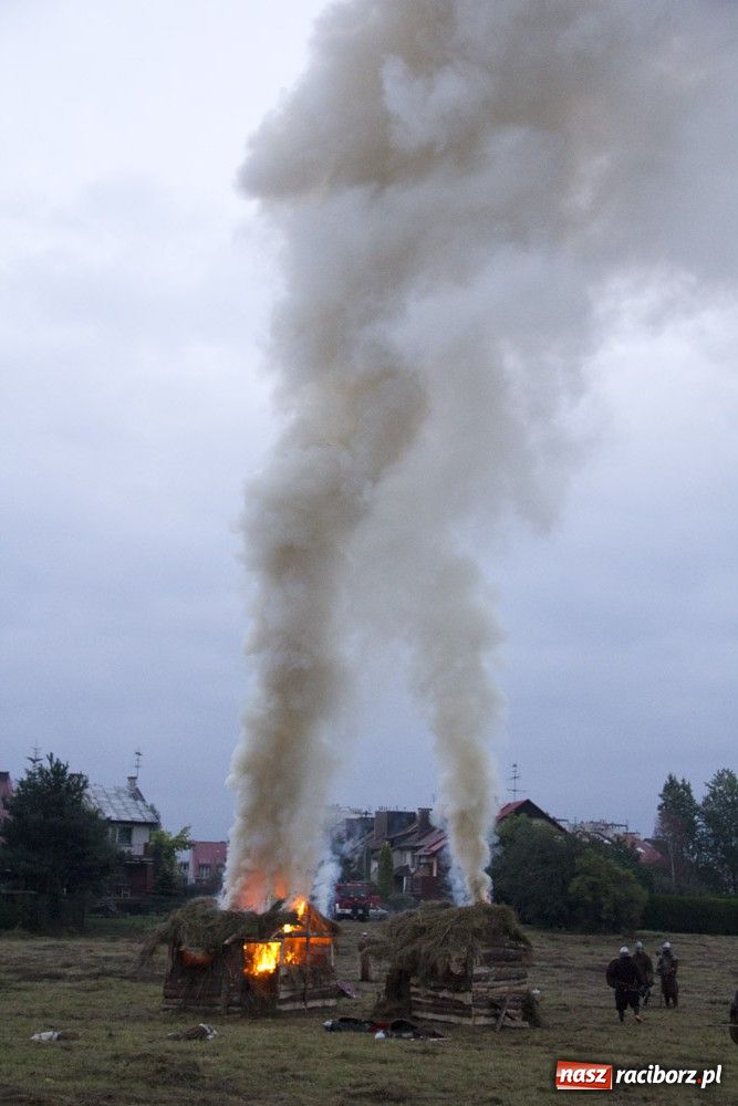 Zdjęcie w galerii na portalu naszraciborz.pl: Bitwa wojów oraz pogrzeb wojownika - foto wiadomości z regionu