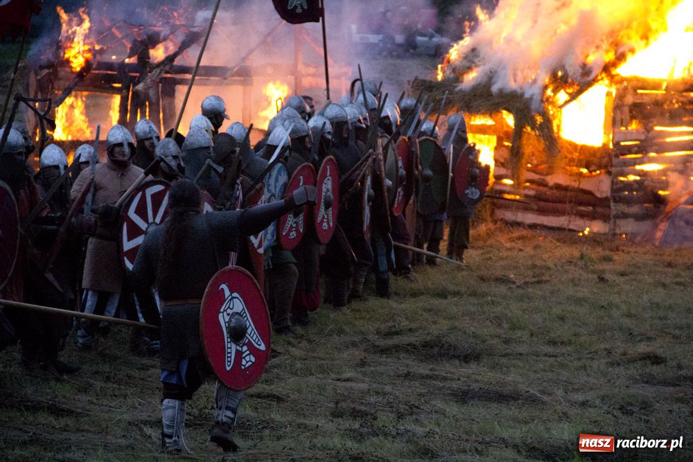 Zdjęcie w galerii na portalu naszraciborz.pl: Bitwa wojów oraz pogrzeb wojownika - foto wiadomości z regionu