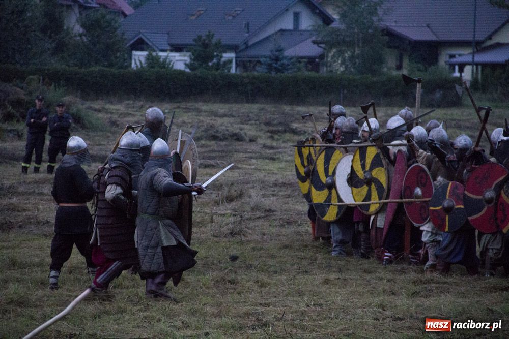Zdjęcie w galerii na portalu naszraciborz.pl: Bitwa wojów oraz pogrzeb wojownika - foto wiadomości z regionu