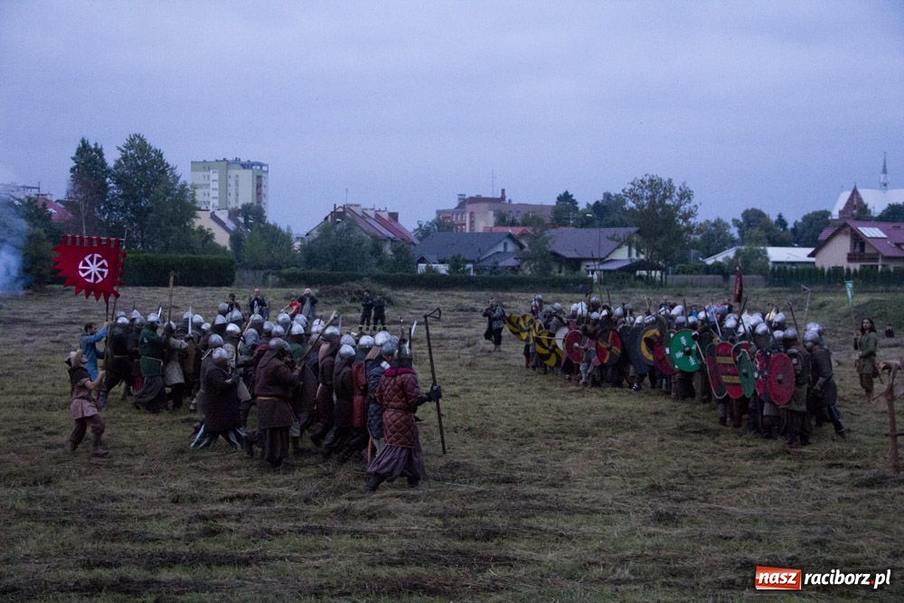 Zdjęcie w galerii na portalu naszraciborz.pl: Bitwa wojów oraz pogrzeb wojownika - foto wiadomości z regionu