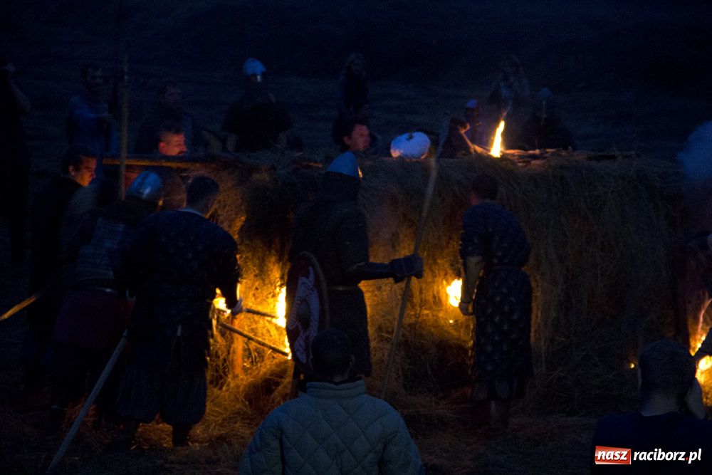 Zdjęcie w galerii na portalu naszraciborz.pl: Bitwa wojów oraz pogrzeb wojownika - foto wiadomości z regionu