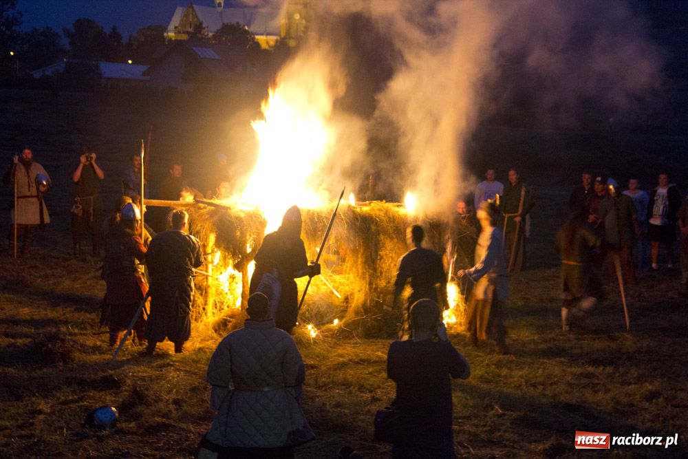 Zdjęcie w galerii na portalu naszraciborz.pl: Bitwa wojów oraz pogrzeb wojownika - foto wiadomości z regionu