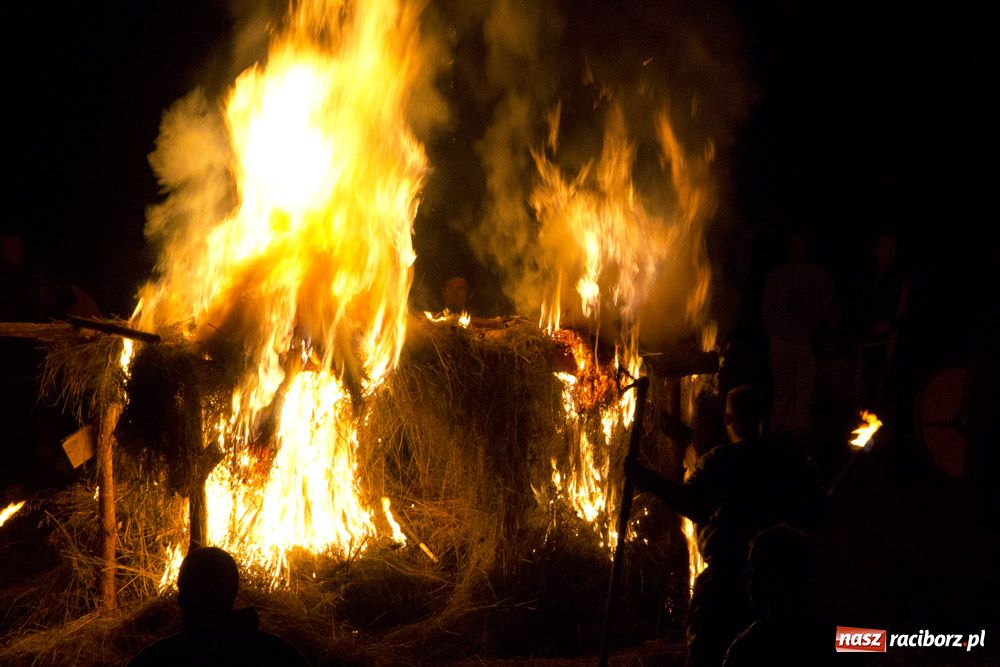Zdjęcie w galerii na portalu naszraciborz.pl: Bitwa wojów oraz pogrzeb wojownika - foto wiadomości z regionu