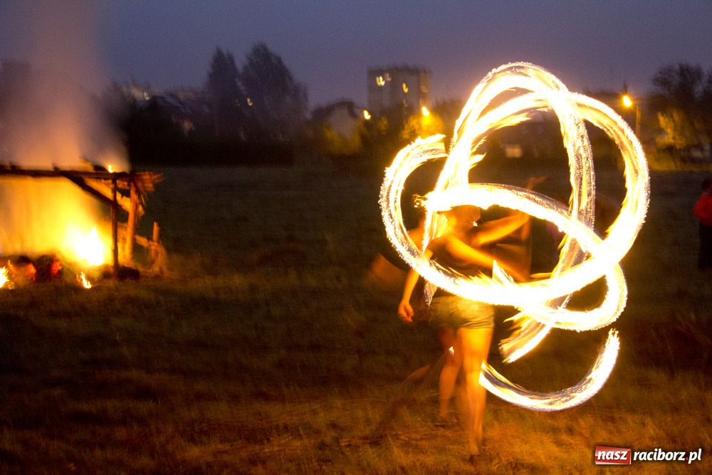 Zdjęcie w galerii na portalu naszraciborz.pl: Bitwa wojów oraz pogrzeb wojownika - foto wiadomości z regionu