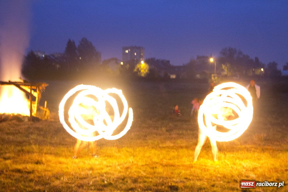 Zdjęcie w galerii na portalu naszraciborz.pl: Bitwa wojów oraz pogrzeb wojownika - foto wiadomości z regionu