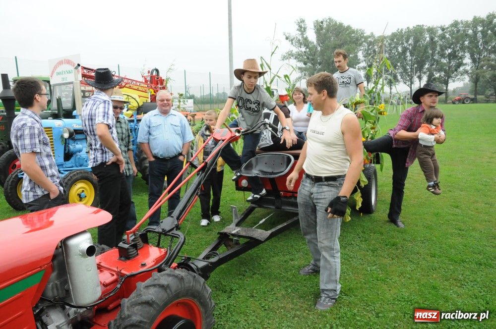 Zdjęcie w galerii na portalu naszraciborz.pl: W Zabełkowie dożynkowe gołębie pokoju wiadomości z regionu