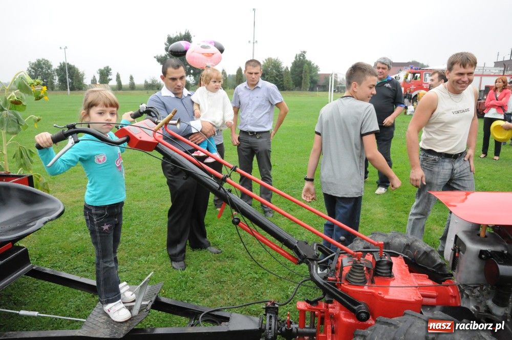 Zdjęcie w galerii na portalu naszraciborz.pl: W Zabełkowie dożynkowe gołębie pokoju wiadomości z regionu
