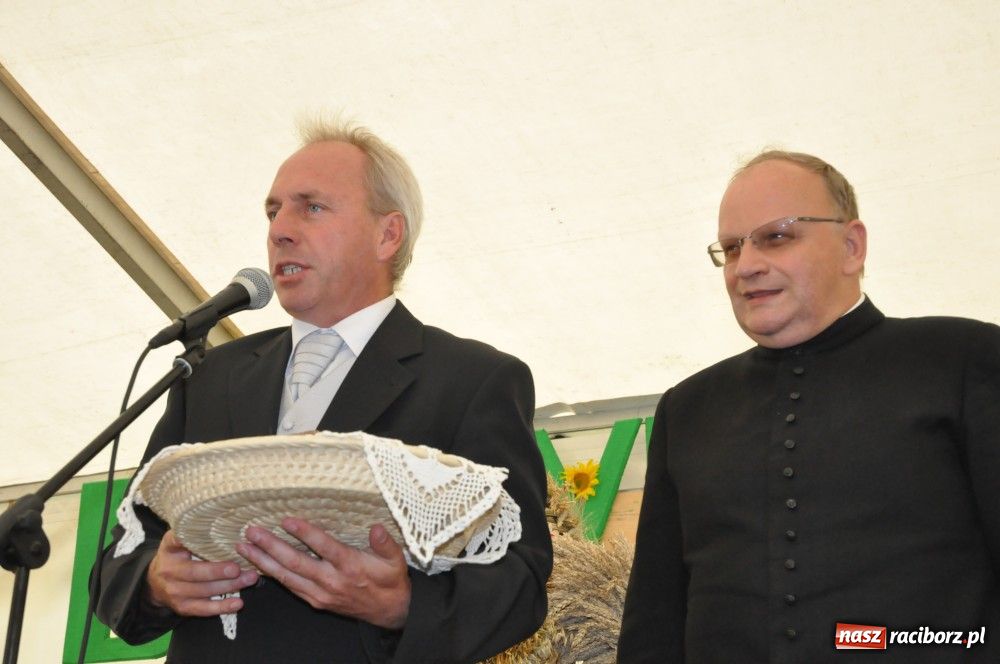 Zdjęcie w galerii na portalu naszraciborz.pl: W Zabełkowie dożynkowe gołębie pokoju wiadomości z regionu