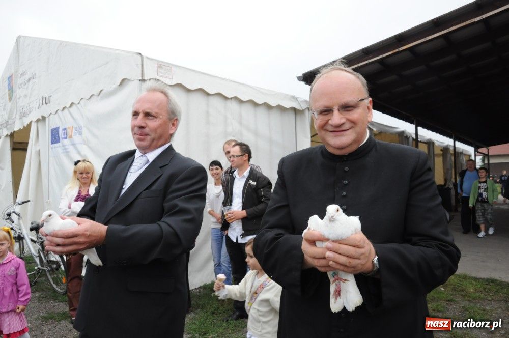 Zdjęcie w galerii na portalu naszraciborz.pl: W Zabełkowie dożynkowe gołębie pokoju wiadomości z regionu