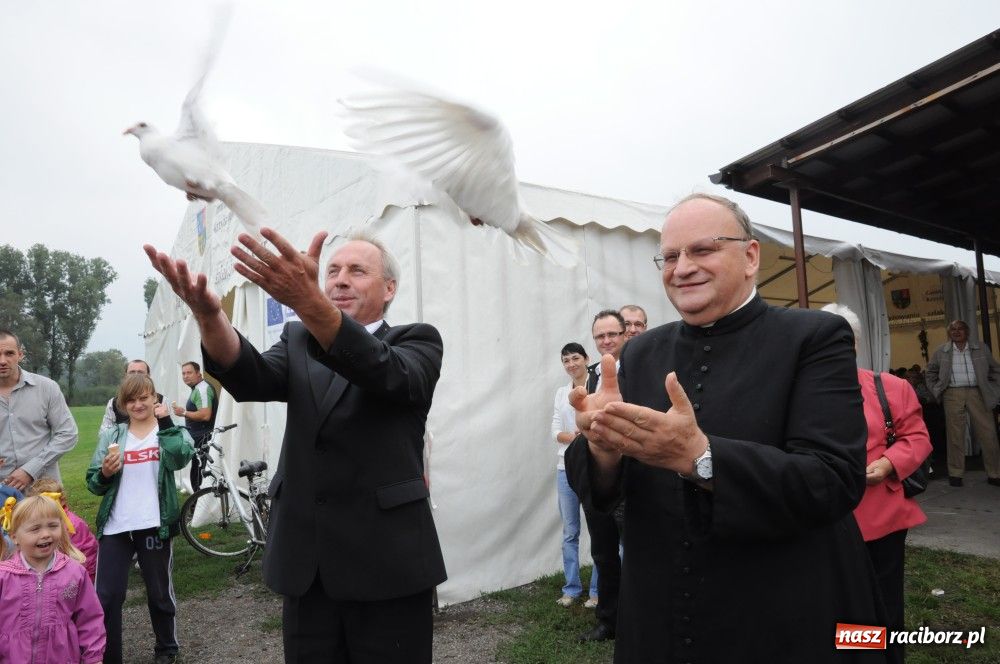 Zdjęcie w galerii na portalu naszraciborz.pl: W Zabełkowie dożynkowe gołębie pokoju wiadomości z regionu
