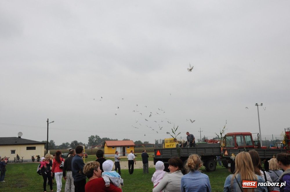 Zdjęcie w galerii na portalu naszraciborz.pl: W Zabełkowie dożynkowe gołębie pokoju wiadomości z regionu