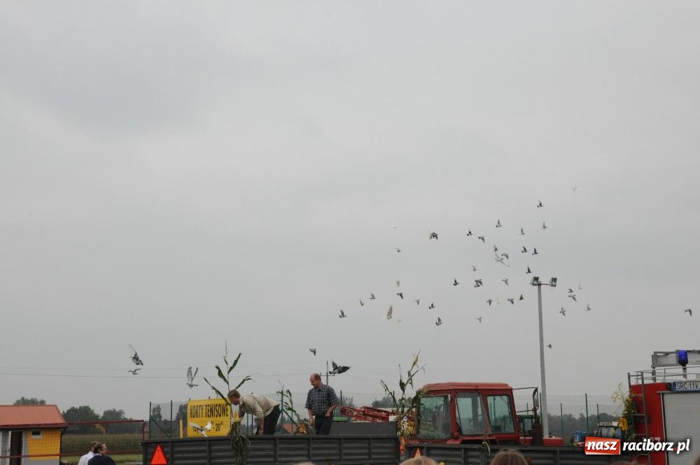 Zdjęcie w galerii na portalu naszraciborz.pl: W Zabełkowie dożynkowe gołębie pokoju wiadomości z regionu