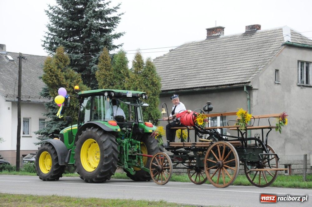 Zdjęcie w galerii na portalu naszraciborz.pl: W Zabełkowie dożynkowe gołębie pokoju wiadomości z regionu