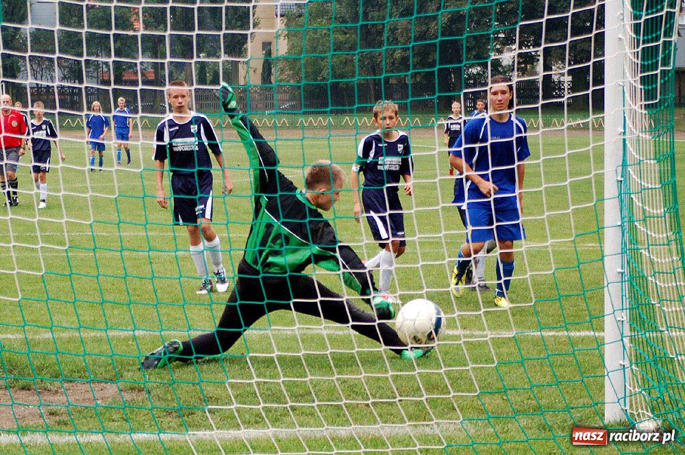 Zdjęcie w galerii na portalu naszraciborz.pl: Grad goli przy Wyszyńskiego wiadomości z regionu