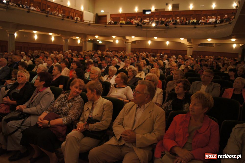 Zdjęcie w galerii na portalu naszraciborz.pl: W krainie uśmiechu na deskach RCK wiadomości z regionu