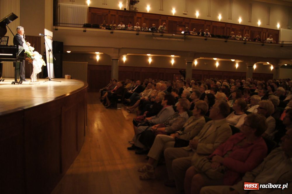 Zdjęcie w galerii na portalu naszraciborz.pl: W krainie uśmiechu na deskach RCK wiadomości z regionu