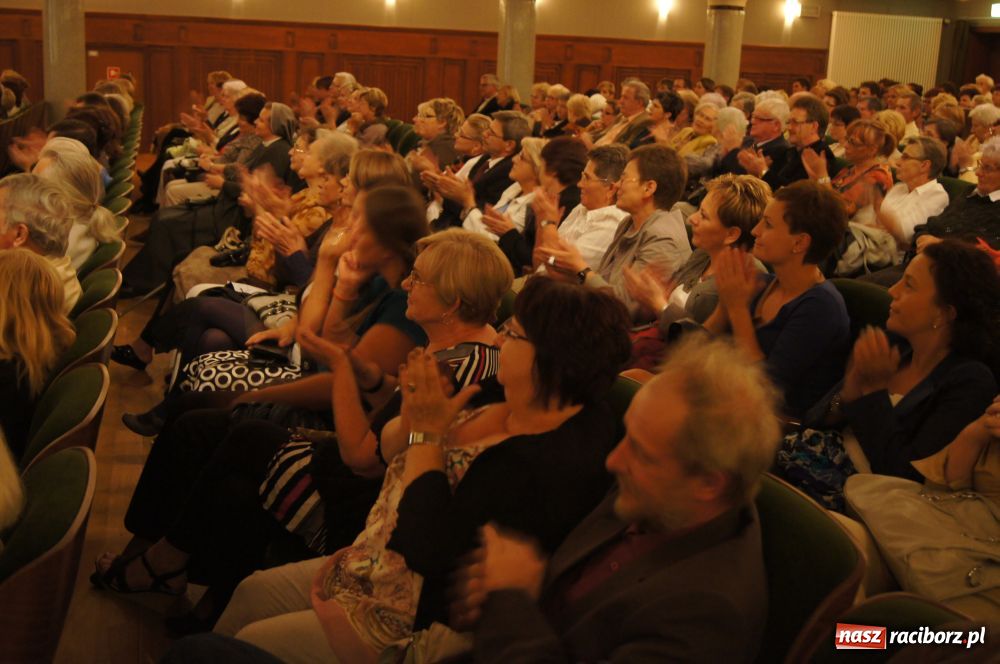 Zdjęcie w galerii na portalu naszraciborz.pl: W krainie uśmiechu na deskach RCK wiadomości z regionu