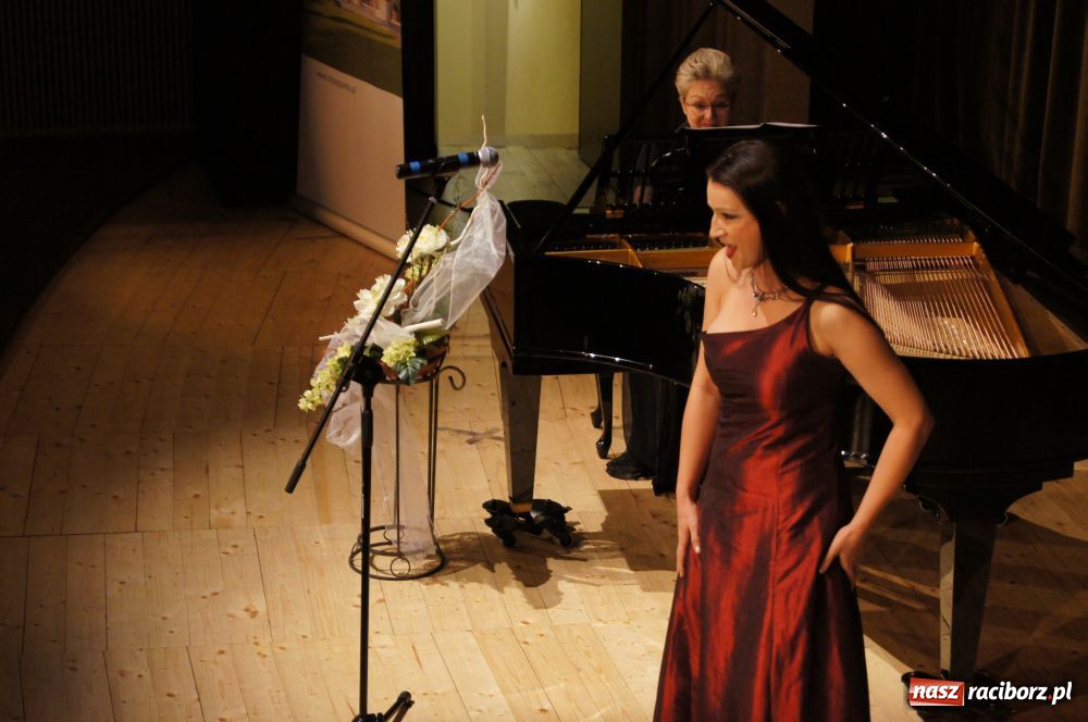 Zdjęcie w galerii na portalu naszraciborz.pl: W krainie uśmiechu na deskach RCK wiadomości z regionu