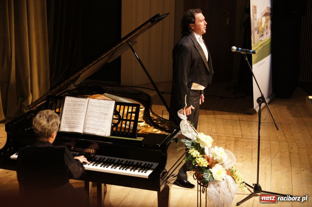 Zdjęcie w galerii na portalu naszraciborz.pl: W krainie uśmiechu na deskach RCK wiadomości z regionu