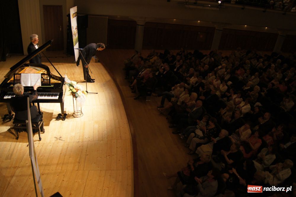 Zdjęcie w galerii na portalu naszraciborz.pl: W krainie uśmiechu na deskach RCK wiadomości z regionu