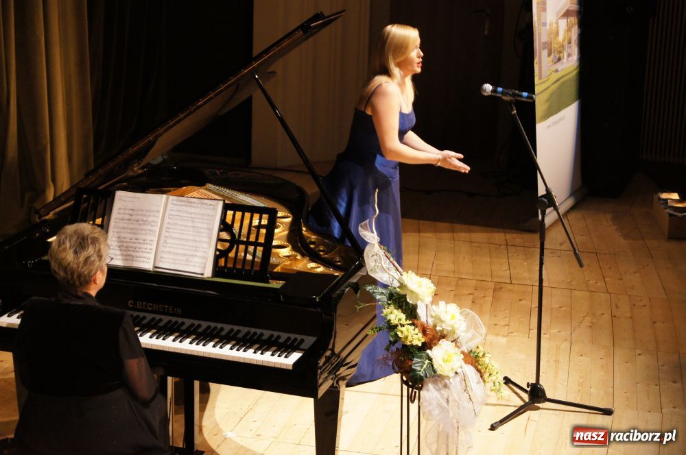 Zdjęcie w galerii na portalu naszraciborz.pl: W krainie uśmiechu na deskach RCK wiadomości z regionu