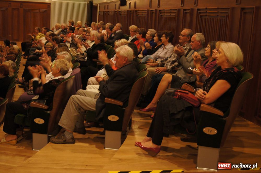 Zdjęcie w galerii na portalu naszraciborz.pl: W krainie uśmiechu na deskach RCK wiadomości z regionu