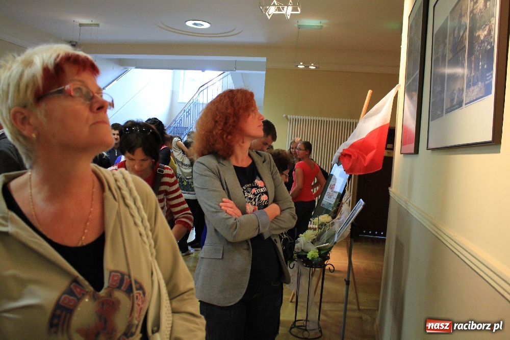 Zdjęcie w galerii na portalu naszraciborz.pl: Katyń. Doły śmierci. Wystawa w RCK wiadomości z regionu