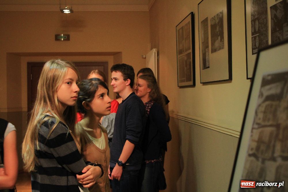 Zdjęcie w galerii na portalu naszraciborz.pl: Katyń. Doły śmierci. Wystawa w RCK wiadomości z regionu