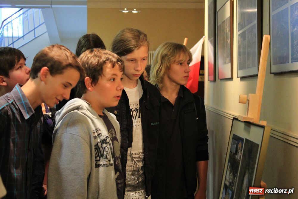 Zdjęcie w galerii na portalu naszraciborz.pl: Katyń. Doły śmierci. Wystawa w RCK wiadomości z regionu