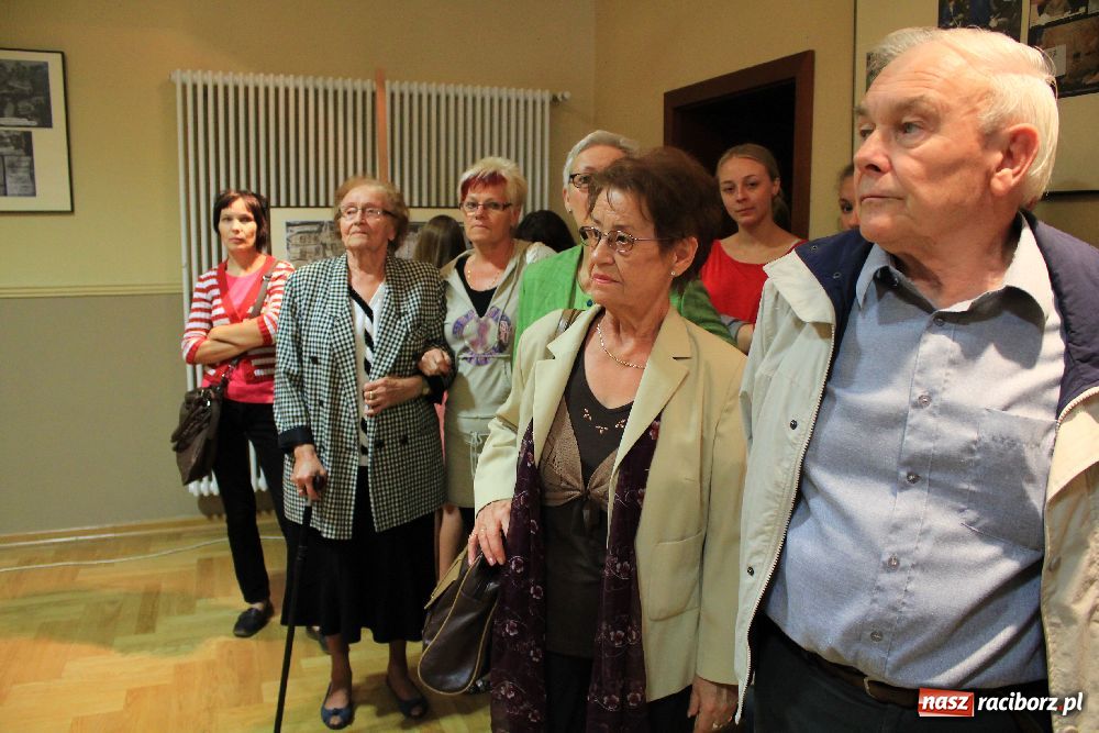 Zdjęcie w galerii na portalu naszraciborz.pl: Katyń. Doły śmierci. Wystawa w RCK wiadomości z regionu