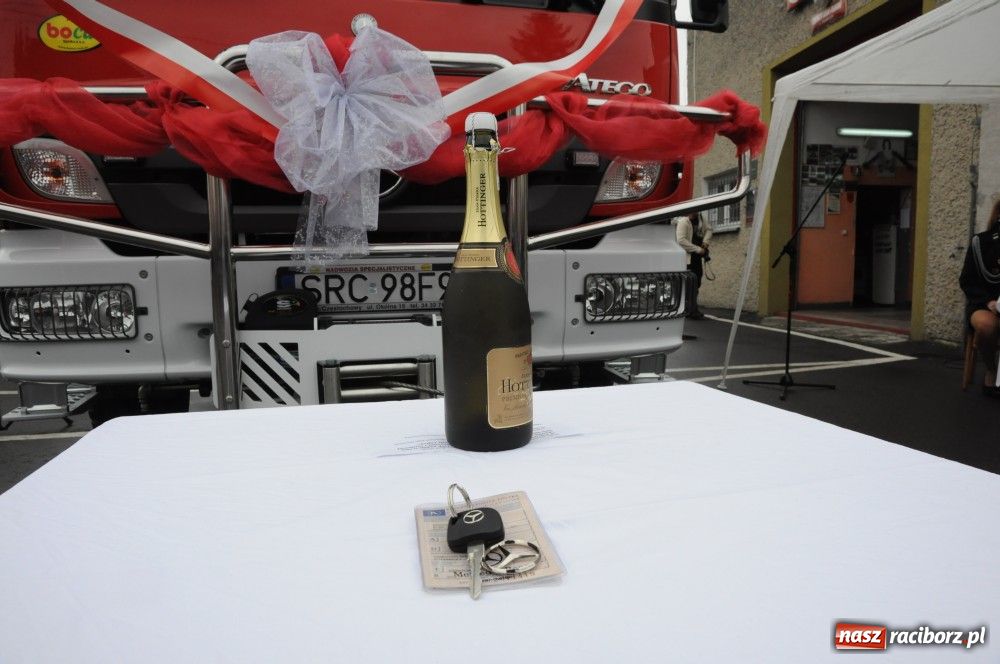 Zdjęcie w galerii na portalu naszraciborz.pl: Nowiutki strażacki mercedes w Siedliskach wiadomości z regionu