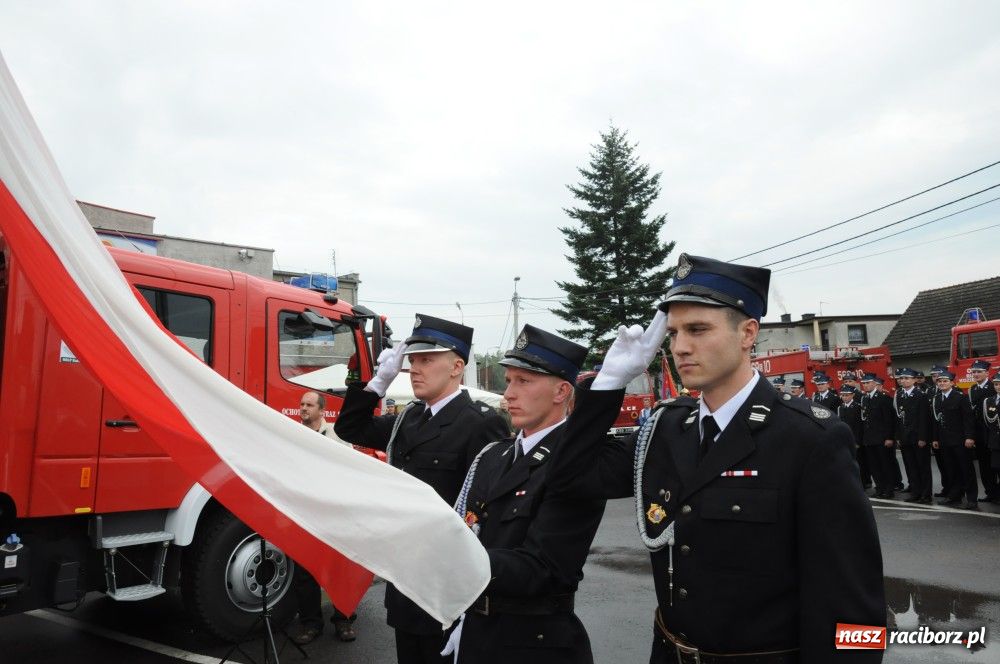 Zdjęcie w galerii na portalu naszraciborz.pl: Nowiutki strażacki mercedes w Siedliskach wiadomości z regionu