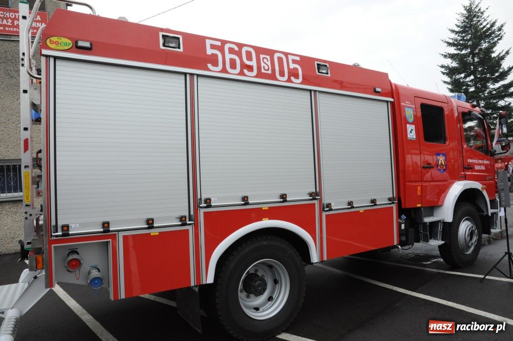 Zdjęcie w galerii na portalu naszraciborz.pl: Nowiutki strażacki mercedes w Siedliskach wiadomości z regionu