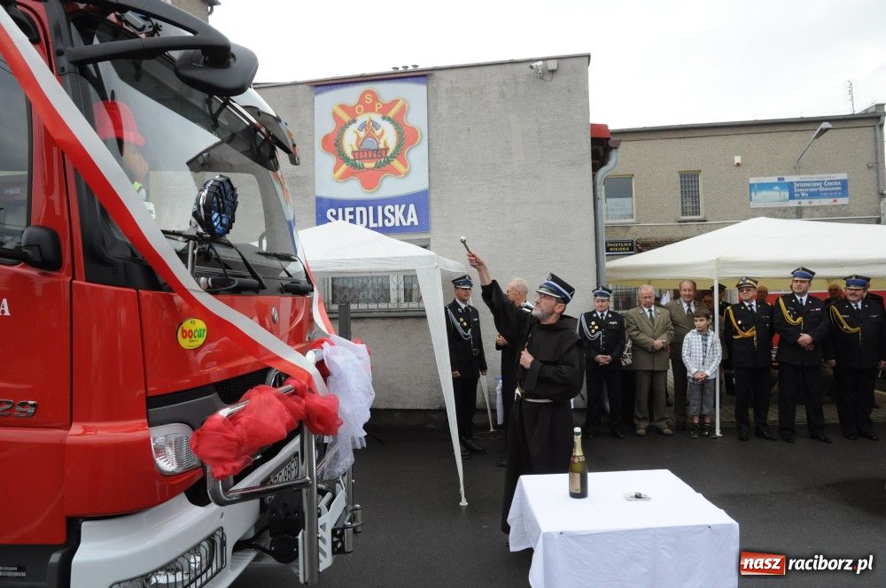 Zdjęcie w galerii na portalu naszraciborz.pl: Nowiutki strażacki mercedes w Siedliskach wiadomości z regionu