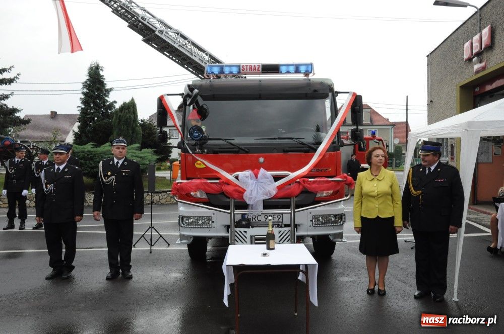 Zdjęcie w galerii na portalu naszraciborz.pl: Nowiutki strażacki mercedes w Siedliskach wiadomości z regionu