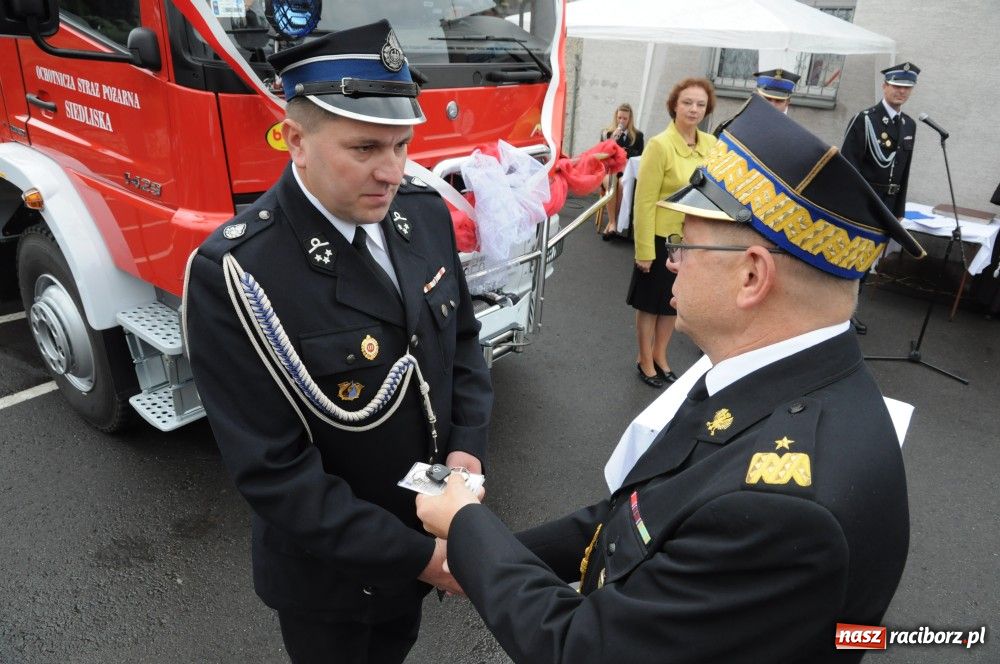 Zdjęcie w galerii na portalu naszraciborz.pl: Nowiutki strażacki mercedes w Siedliskach wiadomości z regionu