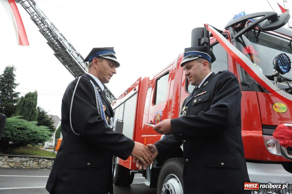 Zdjęcie w galerii na portalu naszraciborz.pl: Nowiutki strażacki mercedes w Siedliskach wiadomości z regionu