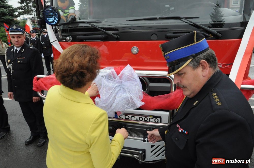 Zdjęcie w galerii na portalu naszraciborz.pl: Nowiutki strażacki mercedes w Siedliskach wiadomości z regionu