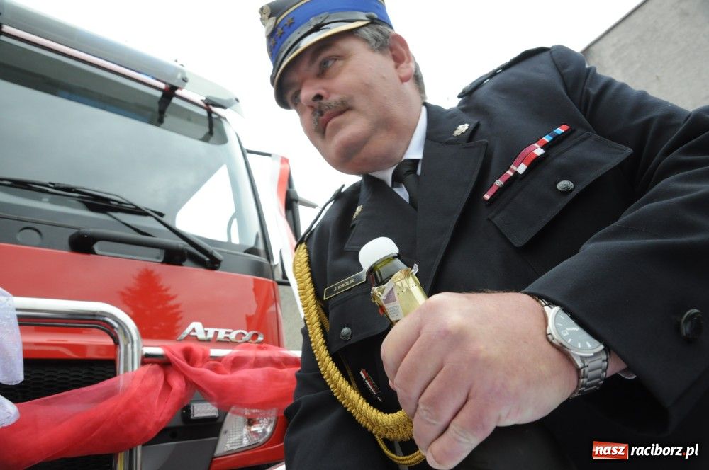 Zdjęcie w galerii na portalu naszraciborz.pl: Nowiutki strażacki mercedes w Siedliskach wiadomości z regionu