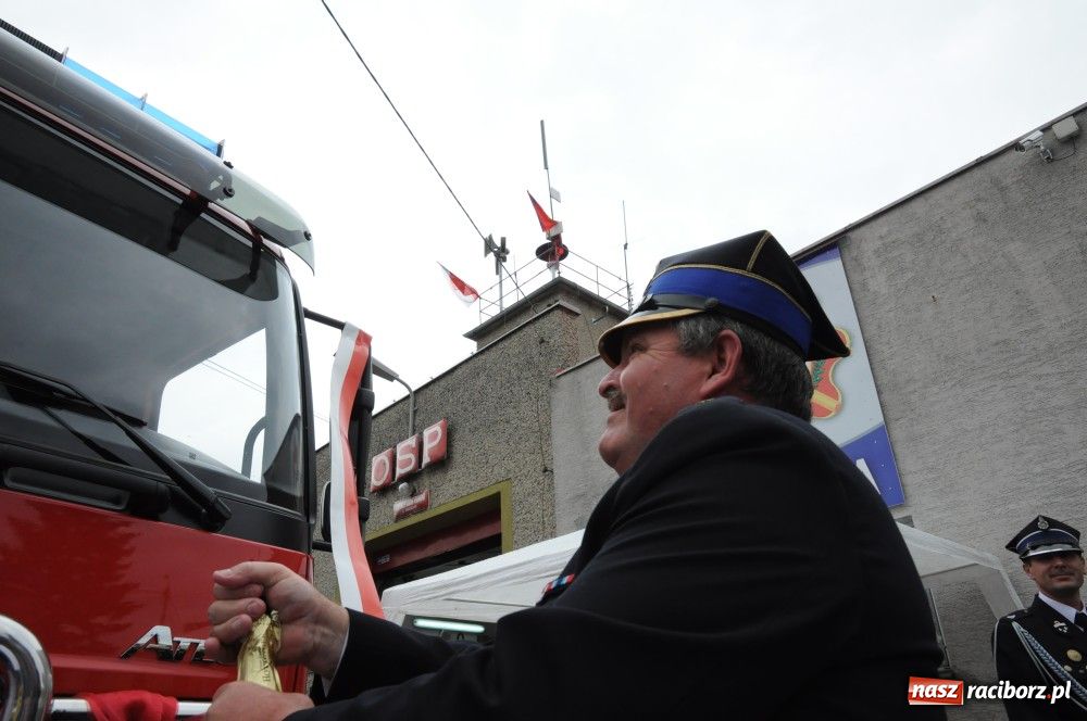 Zdjęcie w galerii na portalu naszraciborz.pl: Nowiutki strażacki mercedes w Siedliskach wiadomości z regionu