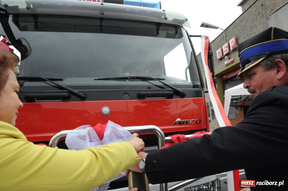 Zdjęcie w galerii na portalu naszraciborz.pl: Nowiutki strażacki mercedes w Siedliskach wiadomości z regionu