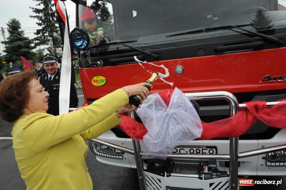 Zdjęcie w galerii na portalu naszraciborz.pl: Nowiutki strażacki mercedes w Siedliskach wiadomości z regionu