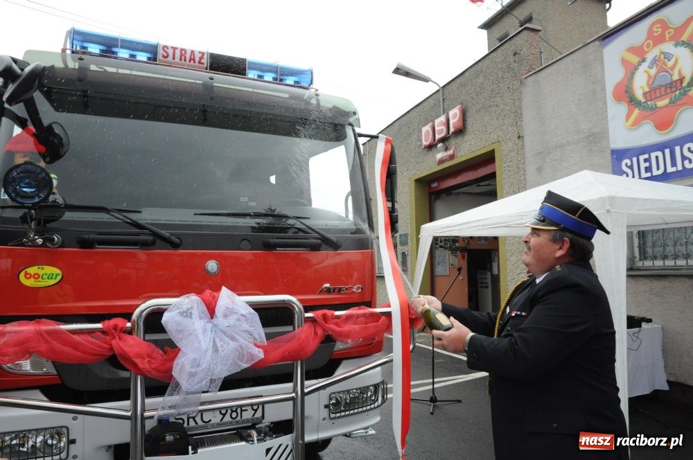 Zdjęcie w galerii na portalu naszraciborz.pl: Nowiutki strażacki mercedes w Siedliskach wiadomości z regionu