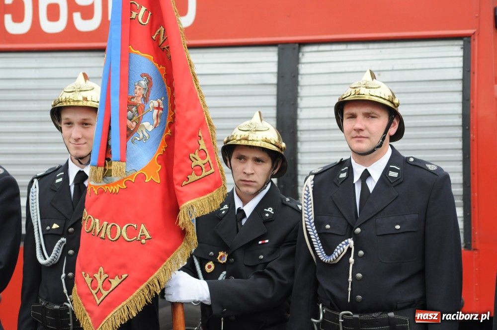Zdjęcie w galerii na portalu naszraciborz.pl: Nowiutki strażacki mercedes w Siedliskach wiadomości z regionu